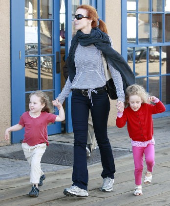 Abstract image suggesting family privacy and gentle public curiosity.