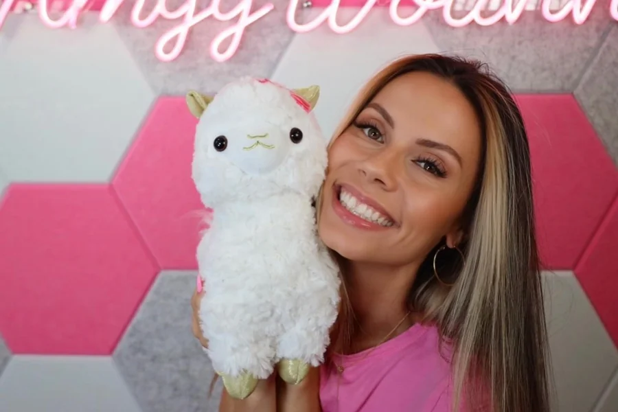 Amyywoahh filming a high energy TikTok workout and comedy skit in a gym setting.