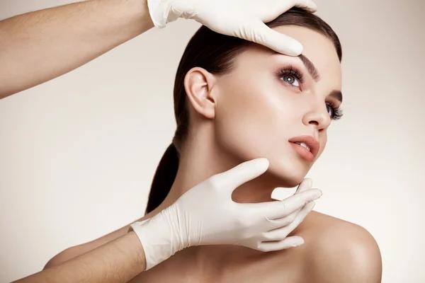 How Plastic Surgery Clinics Are Redefining Modern Beauty Standards